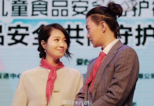 朱丹周一围秀恩爱：爱意满满,罕有同台肩并肩的画面