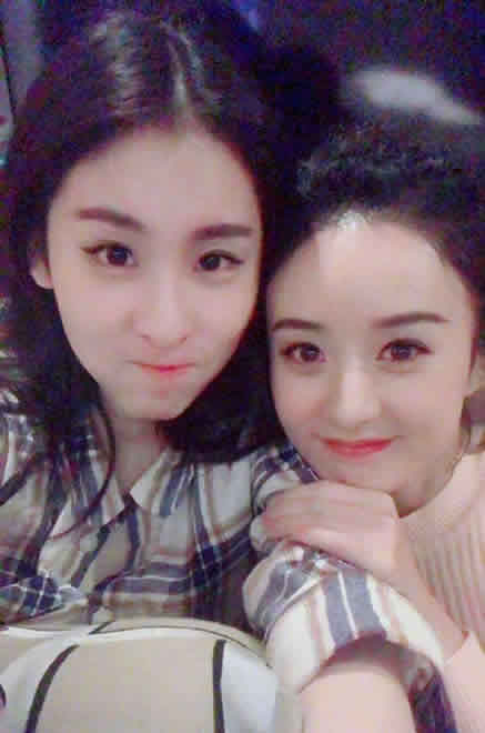 赵丽颖张碧晨合影：简直美翻了,牵手合照玩亲亲