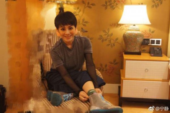 宁静凌晨家中凹造型：灰色短袖配长裙,清新显魅力