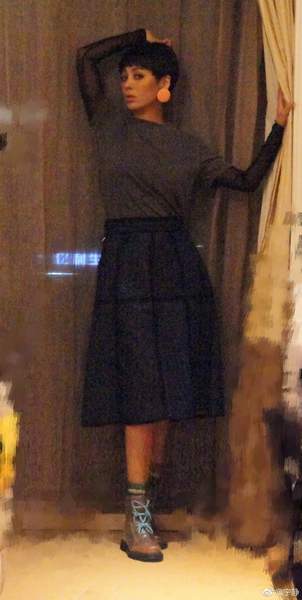 宁静凌晨家中凹造型：灰色短袖配长裙,清新显魅力