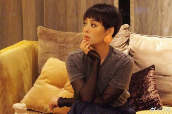 宁静凌晨家中凹造型：灰色短袖配长裙,清新显魅力