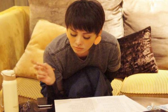 宁静凌晨家中凹造型：灰色短袖配长裙,清新显魅力