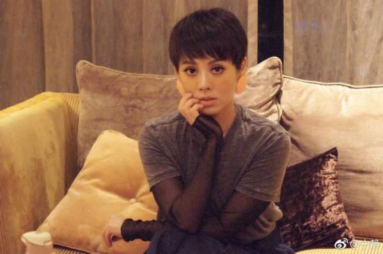 宁静凌晨家中凹造型：灰色短袖配长裙,清新显魅力