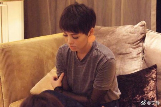 宁静凌晨家中凹造型：灰色短袖配长裙,清新显魅力