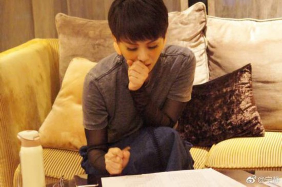 宁静凌晨家中凹造型：灰色短袖配长裙,清新显魅力