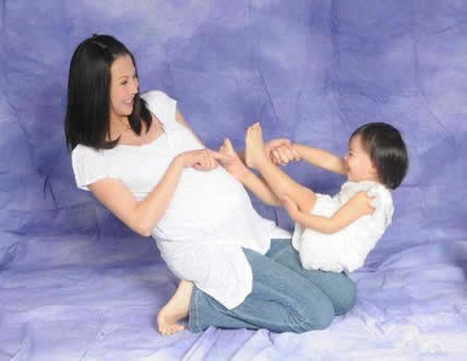 蔡少芬晒怀二胎旧照：画面温馨有爱,挺孕肚与女儿嬉闹