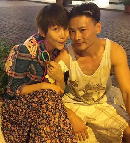 蔡少芬晒怀二胎旧照：画面温馨有爱,挺孕肚与女儿嬉闹