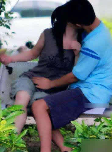 情侣校园搂抱被殴：情侣违反学校相关规定公共场合搂抱