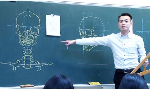 台湾教师板书逆天：骨骼素描精美细致,堪称完美（图）