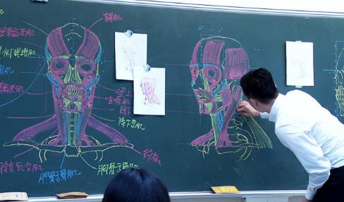 台湾教师板书逆天：骨骼素描精美细致,堪称完美（图）