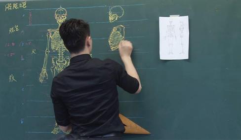 台湾教师板书逆天：骨骼素描精美细致,堪称完美（图）