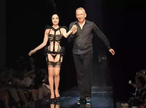 世界第一脱衣舞娘美照:她不色情,只是性感到了极致 世界第一脱衣舞娘美照:她不色情,只是性感到了极致