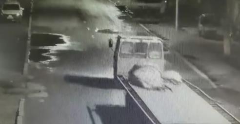 女生醉倒街头遭碾:一女学生倒在街上,被2辆车碾轧致死 女生醉倒街头遭碾:一女学生倒在街上,被2辆车碾轧致死