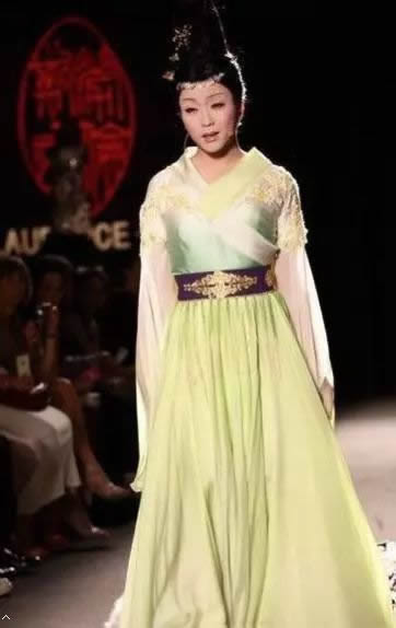 李玉刚穿长裙似仙子:一身长裙太美了,美的让女人都嫉妒 李玉刚穿长裙似仙子:一身长裙太美了,美的让女人都嫉妒