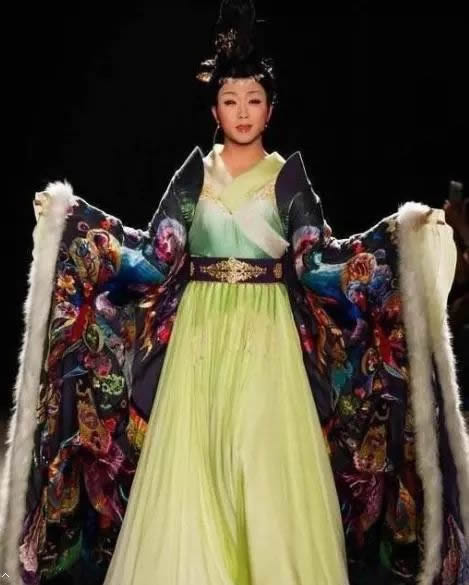 李玉刚穿长裙似仙子:一身长裙太美了,美的让女人都嫉妒 李玉刚穿长裙似仙子:一身长裙太美了,美的让女人都嫉妒