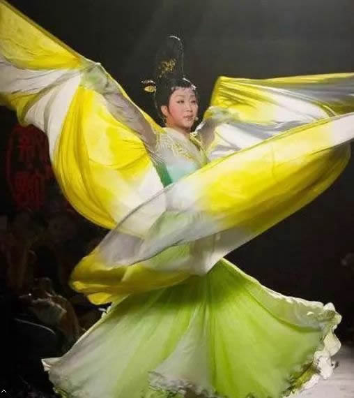 李玉刚穿长裙似仙子:一身长裙太美了,美的让女人都嫉妒 李玉刚穿长裙似仙子:一身长裙太美了,美的让女人都嫉妒