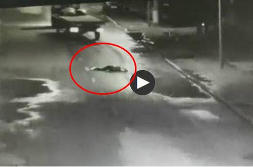 女生醉倒街头遭碾:视频拍下悲剧一幕画面(图) 女生醉倒街头遭碾:视频拍下悲剧一幕画面(图)