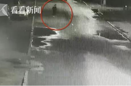 女生醉倒街头遭碾:视频拍下悲剧一幕画面(图) 女生醉倒街头遭碾:视频拍下悲剧一幕画面(图)