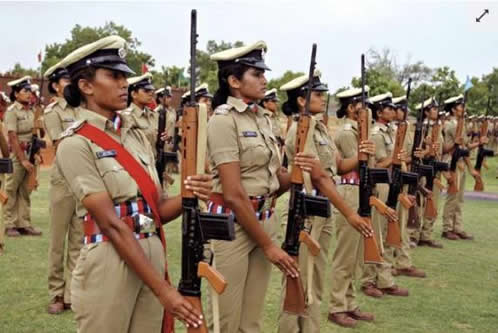 印度女兵入伍体检 最后一项太尴尬!（组图）