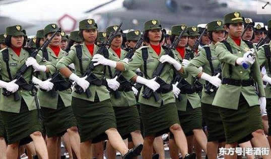 印度女兵入伍体检 最后一项太尴尬!（组图）