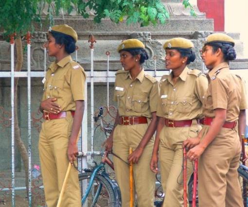 印度女兵入伍体检 最后一项太尴尬!（组图）