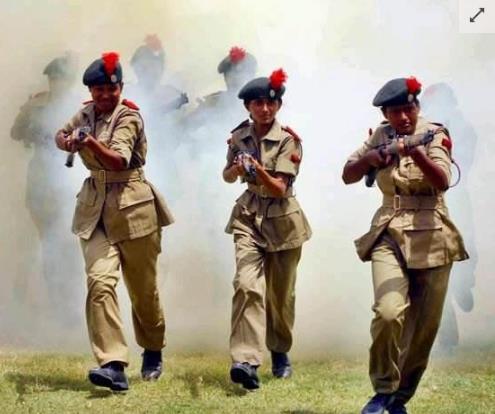 印度女兵入伍体检 最后一项太尴尬!（组图）