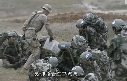 印度女兵入伍体检 最后一项太尴尬!（组图）