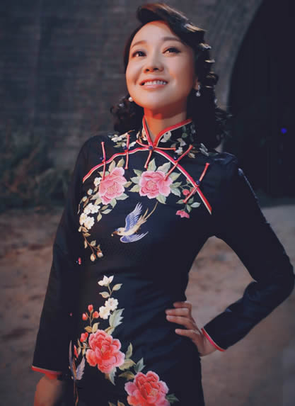 47岁闫妮穿大花旗袍：展熟女迷人风情（图）