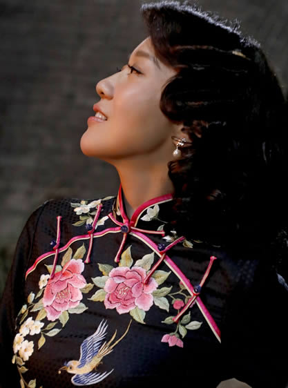 47岁闫妮穿大花旗袍：展熟女迷人风情（图）