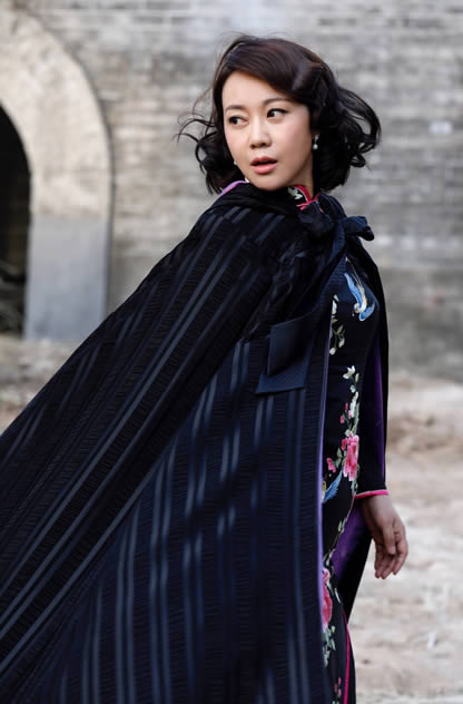 47岁闫妮穿大花旗袍：展熟女迷人风情（图）