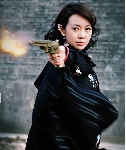 47岁闫妮穿大花旗袍：展熟女迷人风情（图）