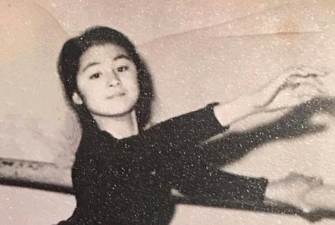 赵本山小姨子旧照：于月仙旧照清秀漂亮,麻花辫潮范十足