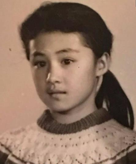赵本山小姨子旧照：于月仙旧照清秀漂亮,麻花辫潮范十足