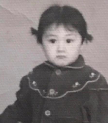 赵本山小姨子旧照：于月仙旧照清秀漂亮,麻花辫潮范十足