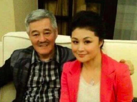 赵本山小姨子旧照：于月仙旧照清秀漂亮,麻花辫潮范十足