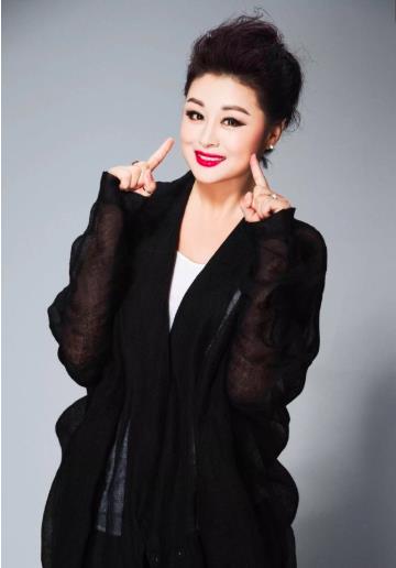 赵本山小姨子旧照：于月仙旧照清秀漂亮,麻花辫潮范十足