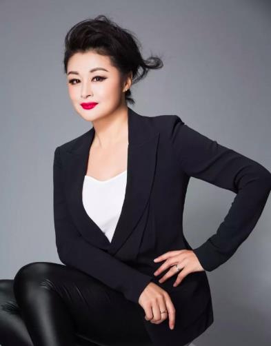 赵本山小姨子旧照：于月仙旧照清秀漂亮,麻花辫潮范十足