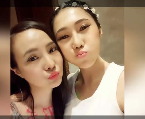 干露露上身涂油彩：干露露李莹参与慈善活动人体彩绘画面