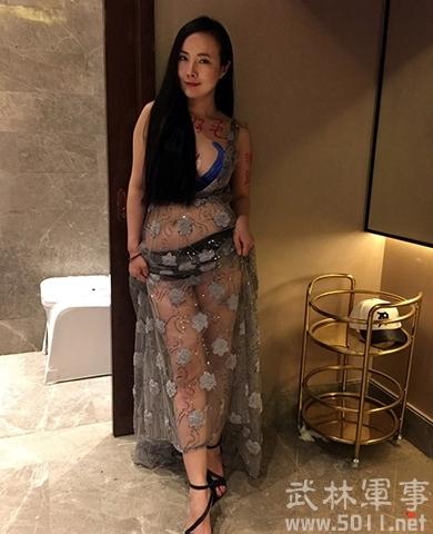 干露露上身涂油彩：干露露李莹参与慈善活动人体彩绘画面