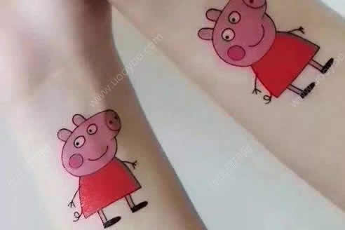 小猪佩奇纹身别乱贴：见水图案就转印到皮肤上了（图）