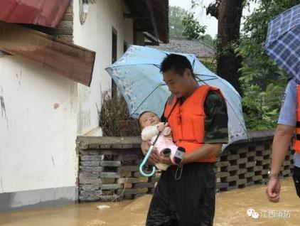 婴儿为战士撑伞：小宝宝紧紧地抓住雨伞,事情的经过令人感动