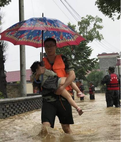 婴儿为战士撑伞：小宝宝紧紧地抓住雨伞,事情的经过令人感动
