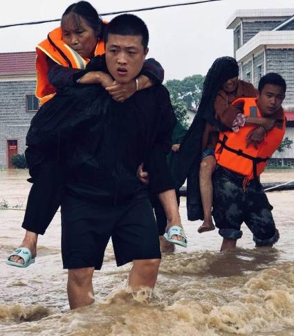 婴儿为战士撑伞：小宝宝紧紧地抓住雨伞,事情的经过令人感动