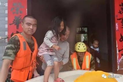 婴儿为战士撑伞：小宝宝紧紧地抓住雨伞,事情的经过令人感动