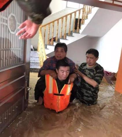 婴儿为战士撑伞:小宝宝紧紧地抓住雨伞,事情的经过令人感动 婴儿为战士撑伞:小宝宝紧紧地抓住雨伞,事情的经过令人感动