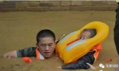 婴儿为战士撑伞:小宝宝紧紧地抓住雨伞,事情的经过令人感动 婴儿为战士撑伞:小宝宝紧紧地抓住雨伞,事情的经过令人感动