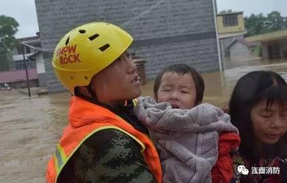 婴儿为战士撑伞:小宝宝紧紧地抓住雨伞,事情的经过令人感动 婴儿为战士撑伞:小宝宝紧紧地抓住雨伞,事情的经过令人感动