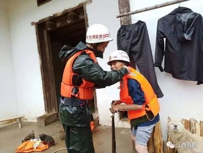 婴儿为战士撑伞:小宝宝紧紧地抓住雨伞,事情的经过令人感动 婴儿为战士撑伞:小宝宝紧紧地抓住雨伞,事情的经过令人感动