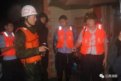 婴儿为战士撑伞:小宝宝紧紧地抓住雨伞,事情的经过令人感动 婴儿为战士撑伞:小宝宝紧紧地抓住雨伞,事情的经过令人感动