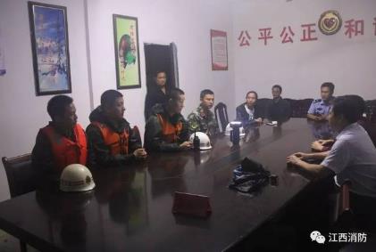 婴儿为战士撑伞:小宝宝紧紧地抓住雨伞,事情的经过令人感动 婴儿为战士撑伞:小宝宝紧紧地抓住雨伞,事情的经过令人感动